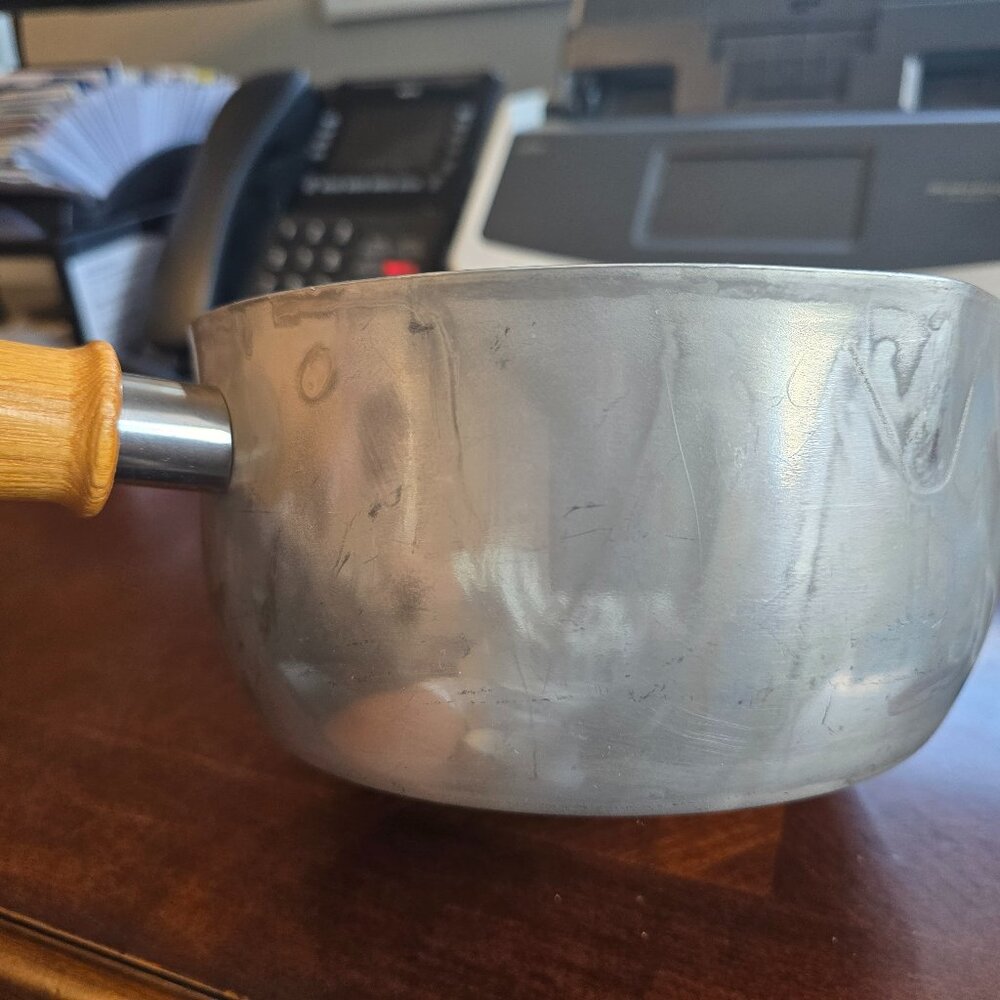 Vintage Mirro 2 Quart (1.9L) Saucepan - Non-Stick with Wooden Handle - Picture 2 of 14